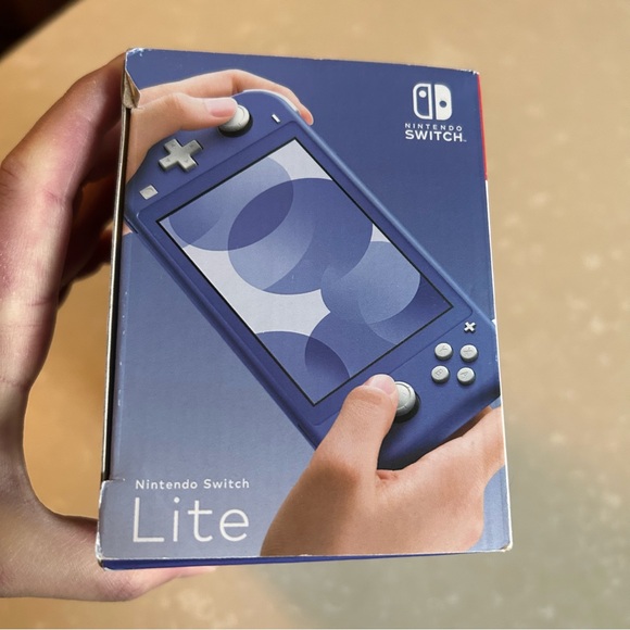 New Nintendo Switch Lite - Picture 3 of 7